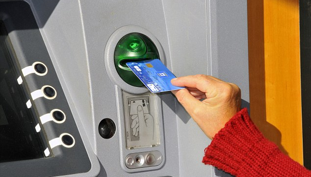 Jak włożyć kartę do bankomatu